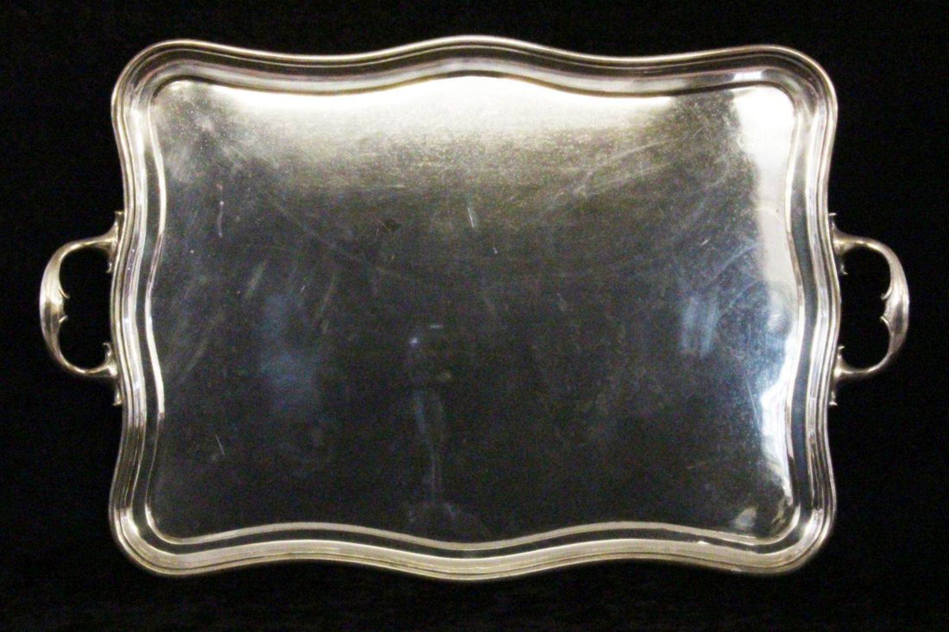 GROSSES SERVIERTABLETTplated. Gest. 73,5x46,5cmAufrufpreis: 140 A LARGE SILVER PLATED TRAY.