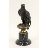 ARCHIBALD THORBURN1860 - 1935 Sitzender Adler. Patinierte und teils vergoldete Bronze auf