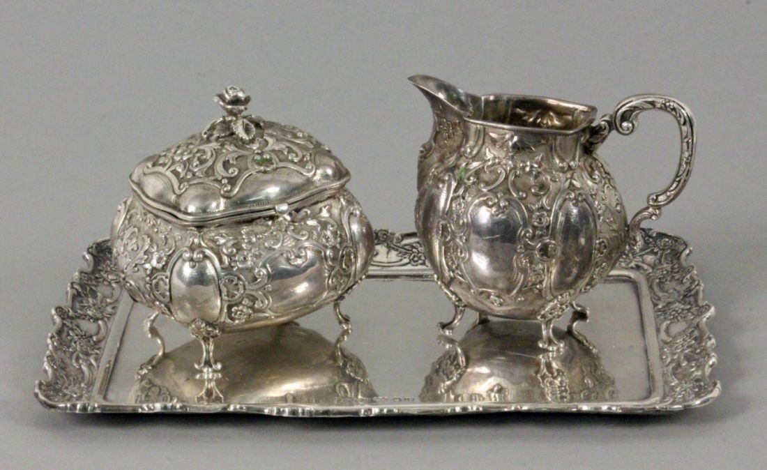 SAHNESERVICESilber 830 3-teilig, bestehend aus Sahnekännchen, Zuckerdose und Tablett. Gest. H.8,5cm,