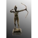 BUGLER, VICTORdeutscher Bildhauer, tätig um 1900 Griechischer Bogenschütze. Patinierte Bronze, auf