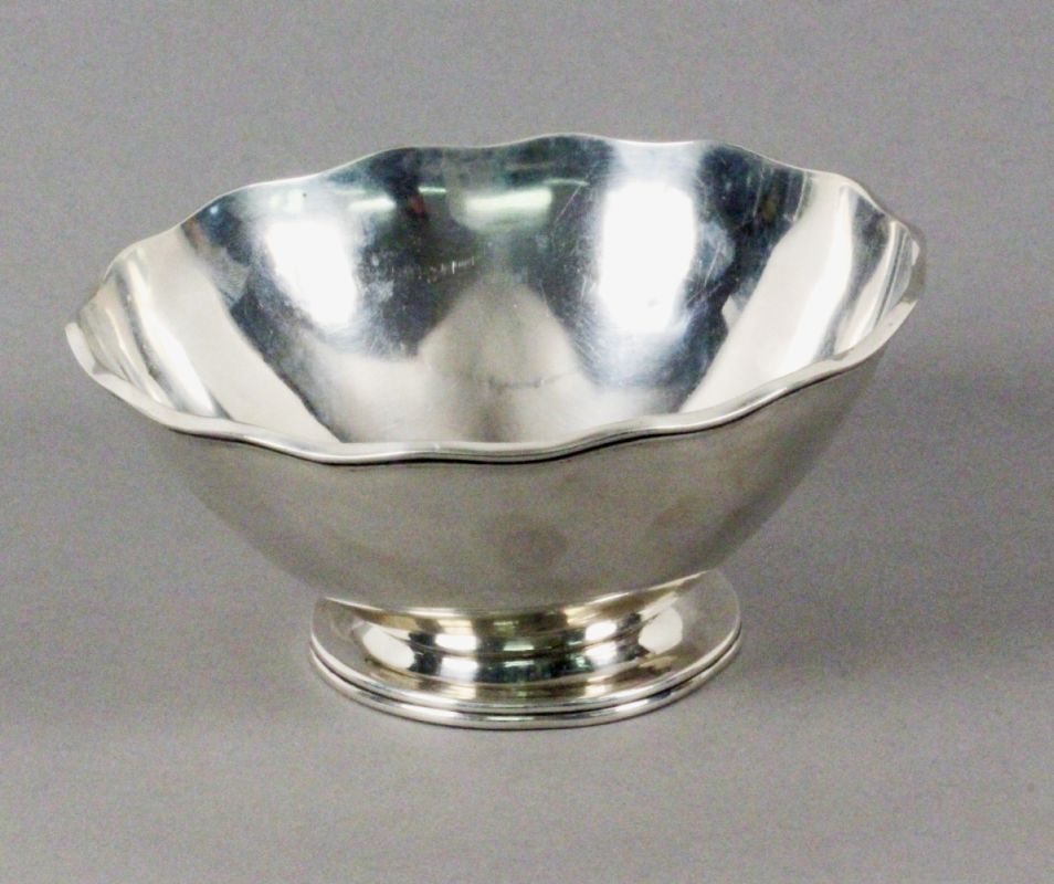 FUSS-SCHALESilber. Gest. H.7cm, D.13,5cm, ca. 144gAufrufpreis: 80 A FOOTED BOWLSilver, hallmarked,