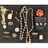 16 TEILE SCHMUCK um 1900Aufrufpreis: 80 A LOT OF 16 JEWELLERY ITEMS ca. 1900Opening price: 80