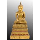 BUDDHAAyudhya, Thailand 18.Jh. Bhumisparsa Mudra. Holz, geschnitzt und blattvergoldet. H.