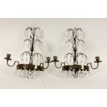 PAAR WANDLEUCHTER2-flammig. Messing mit Glasbehang, H.33cmAufrufpreis: 50 A PAIR OF WALL SCONCES2
