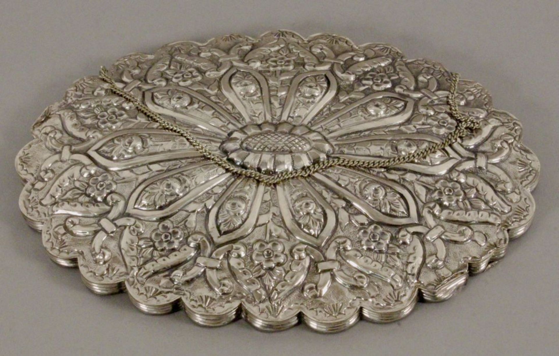 KLEINER WANDSPIEGELTürkei, 20.Jh. 900/000 Silber. Ovalform mit floralem Reliefdekor. Gest. 18, - Bild 2 aus 2