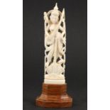 SHIVAGeschnitzte Elfenbeinfigur der hinduistischen Gottheit. H.16,5cm (mit Sockel)Aufrufpreis: 20