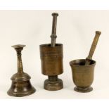 ZWEI ALTE MESSINGMÖRSER UND BRONZEGLOCKE11-18cmAufrufpreis: 30 TWO OLD BRASS MORTARS AND A BRONZE