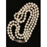 ART DECO PERLENKETTE2-reihig mit Silberschließe. D. ca. 6mm, L.43cmAufrufpreis: 90 AN ART DECO PEARL