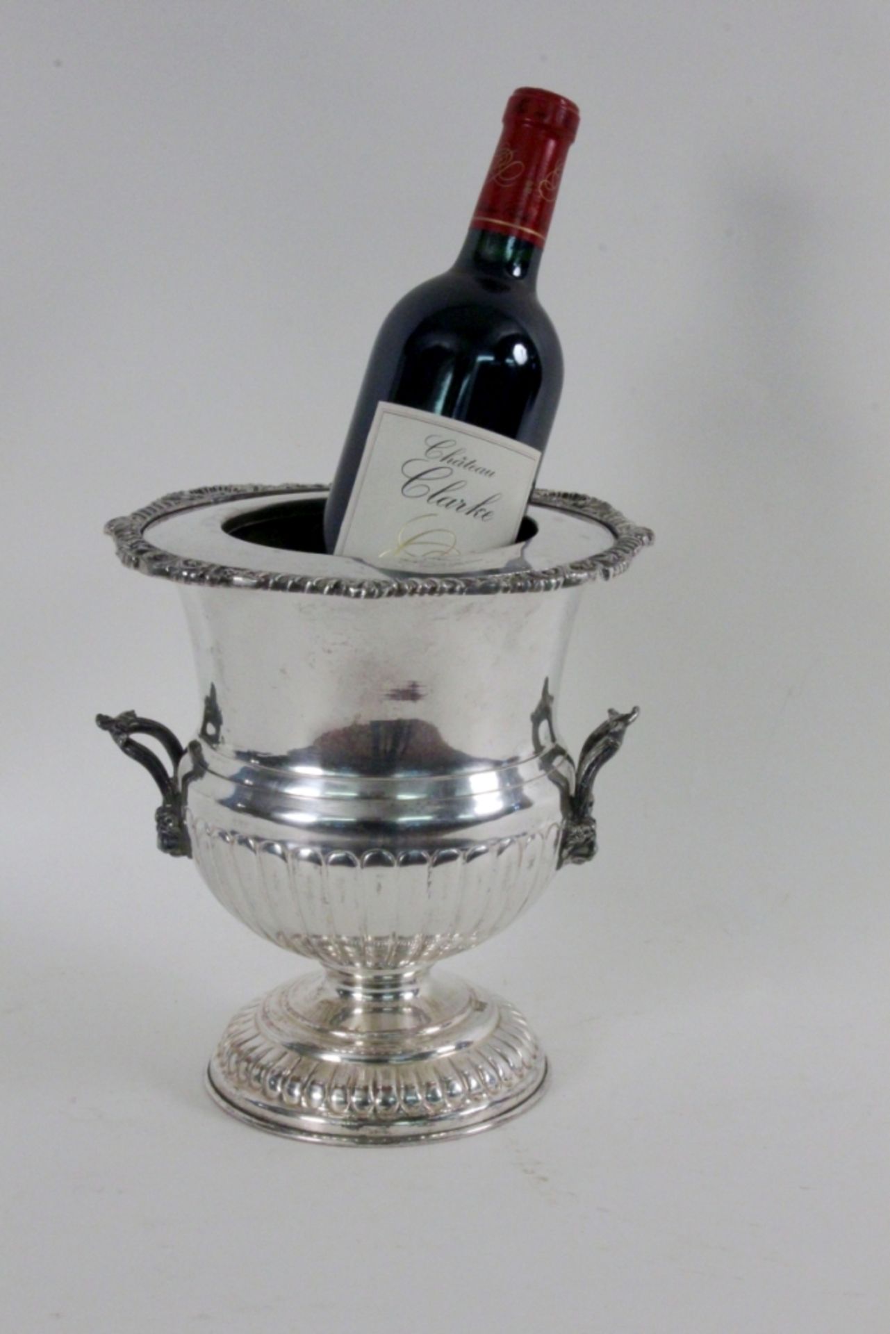 WEINKÜHLERVersilbert, Herstellermarke. H.23cmAufrufpreis: 180 A WINE COOLERSilver-plated, maker's