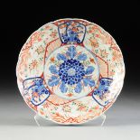 A LARGE JAPANESE IMARI PORCELAIN CHARGER, LATE MEIJI PERIOD, LATE 19TH/EARLY 20TH CENTURY, with
