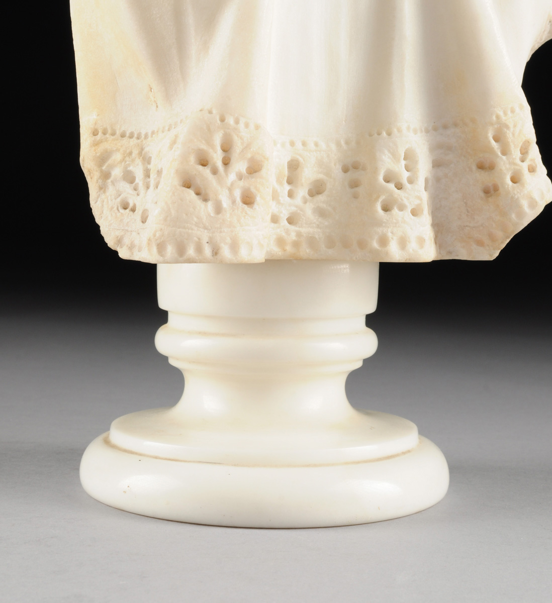 43AN ITALIAN CARVED WHITE MARBLE BUST OF A MAIDEN BEAUTY, LATE 19TH/EARLY 20TH CENTURY, nicely - Image 7 of 9