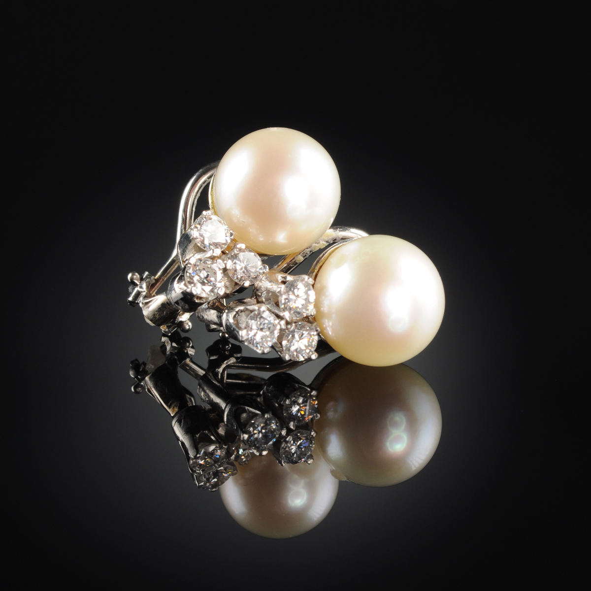 A PAIR OF 14K WHITE GOLD, PEARL, AND DIAMOND OMEGA LADY'S EARRINGS, with one 9.6 millimeter and