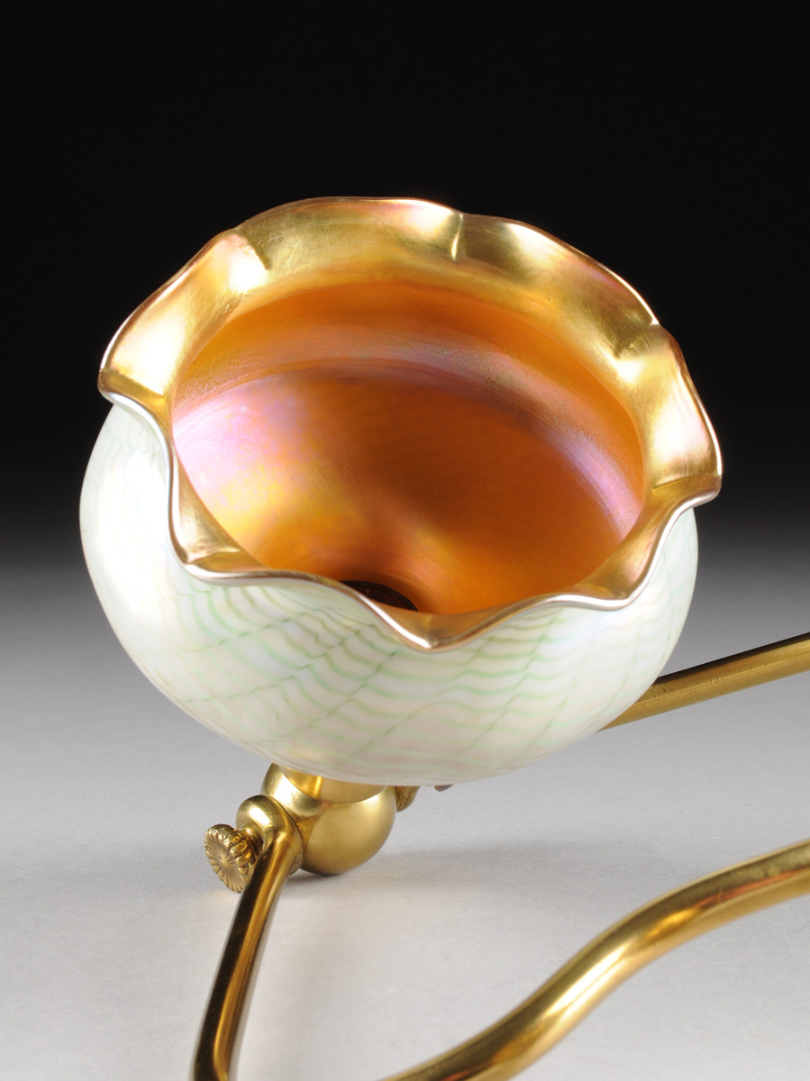 A FOSTORIA LACQUERED GILT BRASS AND IRIDESCENT ART GLASS LAMP, ART AND LEAF PATTERN, 20TH CENTURY, - Image 5 of 6