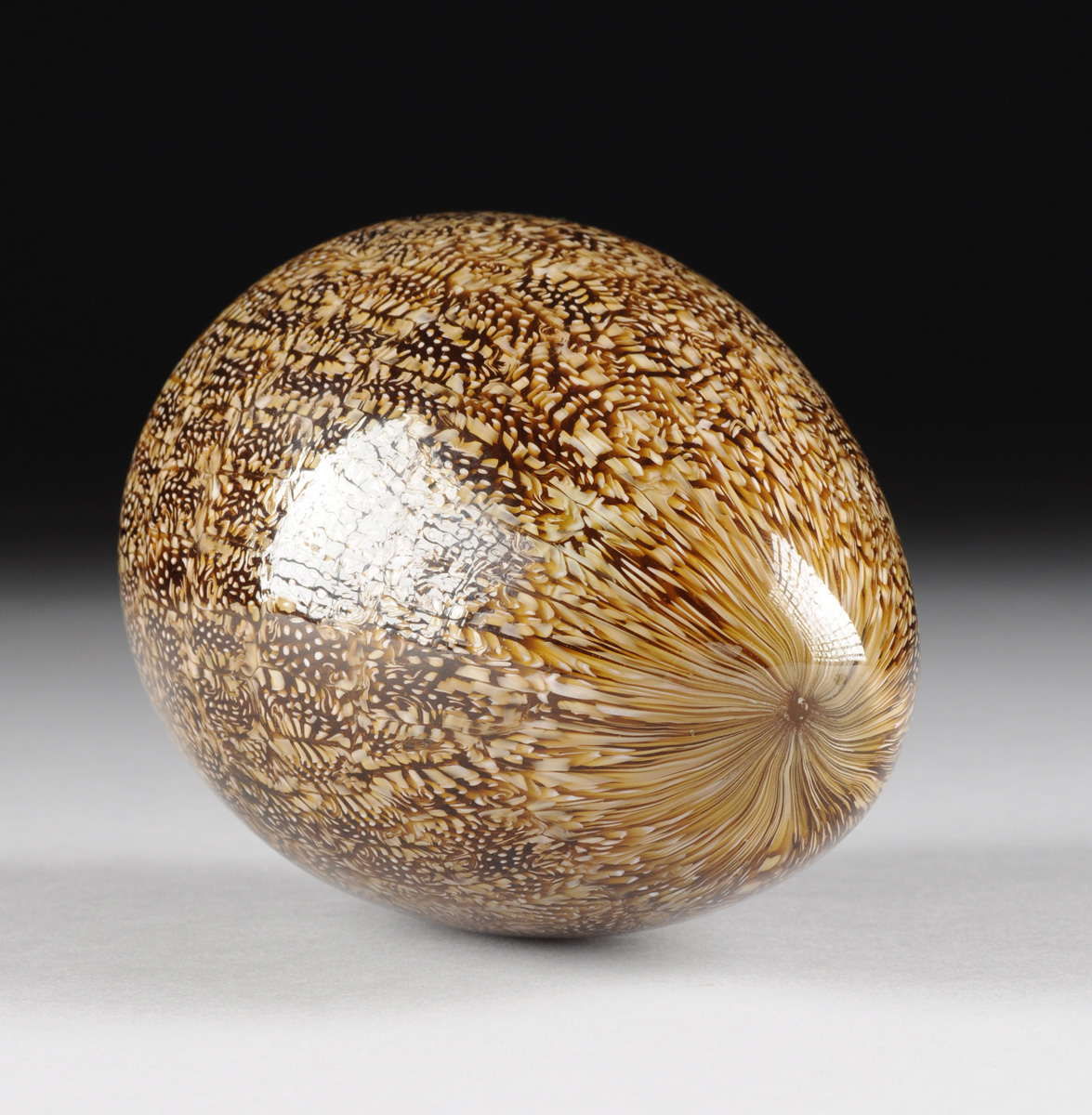 AN ITALIAN ART GLASS EGG FORM SCULPTURE, BY VENINI, ENGRAVED SIGNATURE, 20TH CENTURY, of traditional - Image 3 of 6