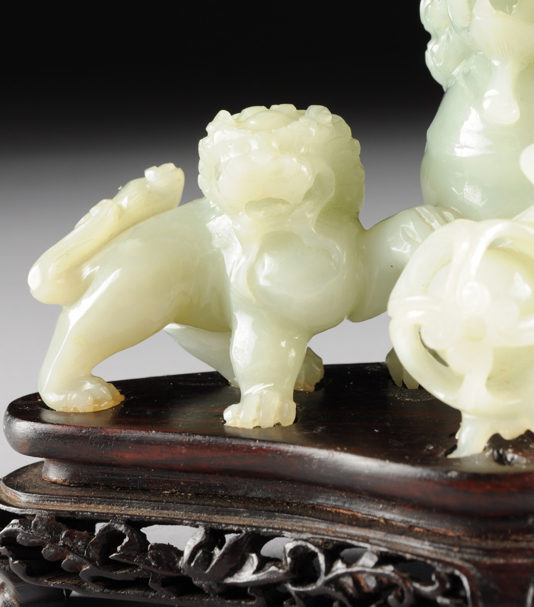 A CHINESE CARVED JADEITE FIGURAL GROUP OF TWO FOO DOGS, 20TH CENTURY, of a large foo dog with a - Image 3 of 8