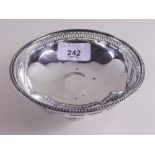 A silver dish with pierced border and pedestal foot, London 1923, 2.8 ozs