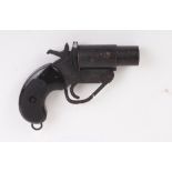 1 ins Signal pistol with black metal frame, chequered grips, lanyard ring, no.1814 The Purchaser