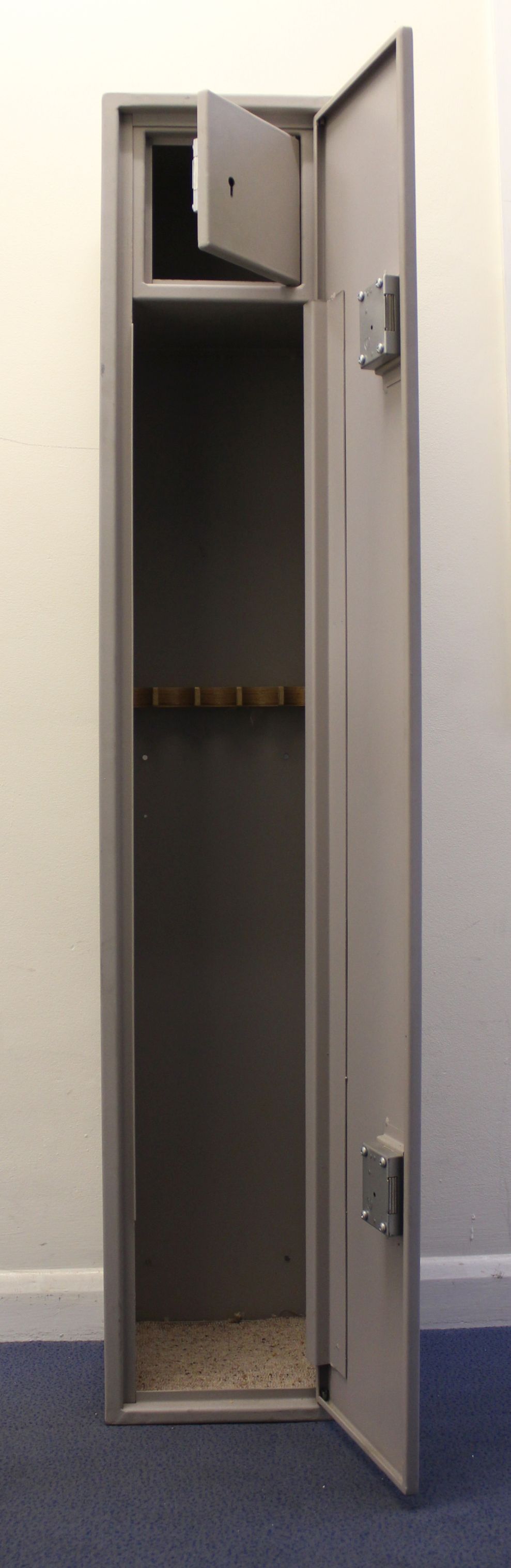 Steel five gun security cabinet with locking top box, 1500 x 280 x 250mm - Image 2 of 2