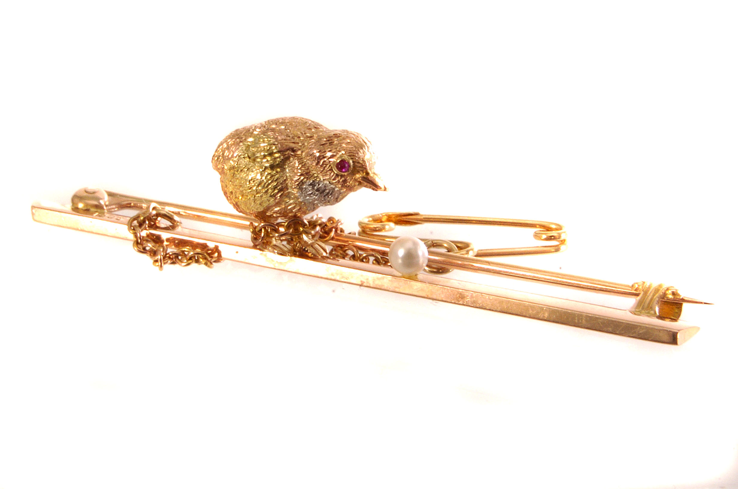 A Victorian 15ct gold bar brooch, with tri-coloured chick and seed pearl, approx 3.5g