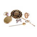 A collection of 9ct gold jewellery, to include a mourning brooch, a gem set floral bar brooch, a