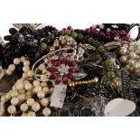 An assortment of costume jewellery, to include a green hardstone bead necklace, a simulated pearl