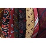 A collection 100+ silk designer neck ties, various styles, designs and colour (parcel)