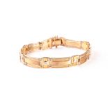 An 18ct gold gentleman’s bracelet, with short and long stylish links, marked 750 to clasp, approx