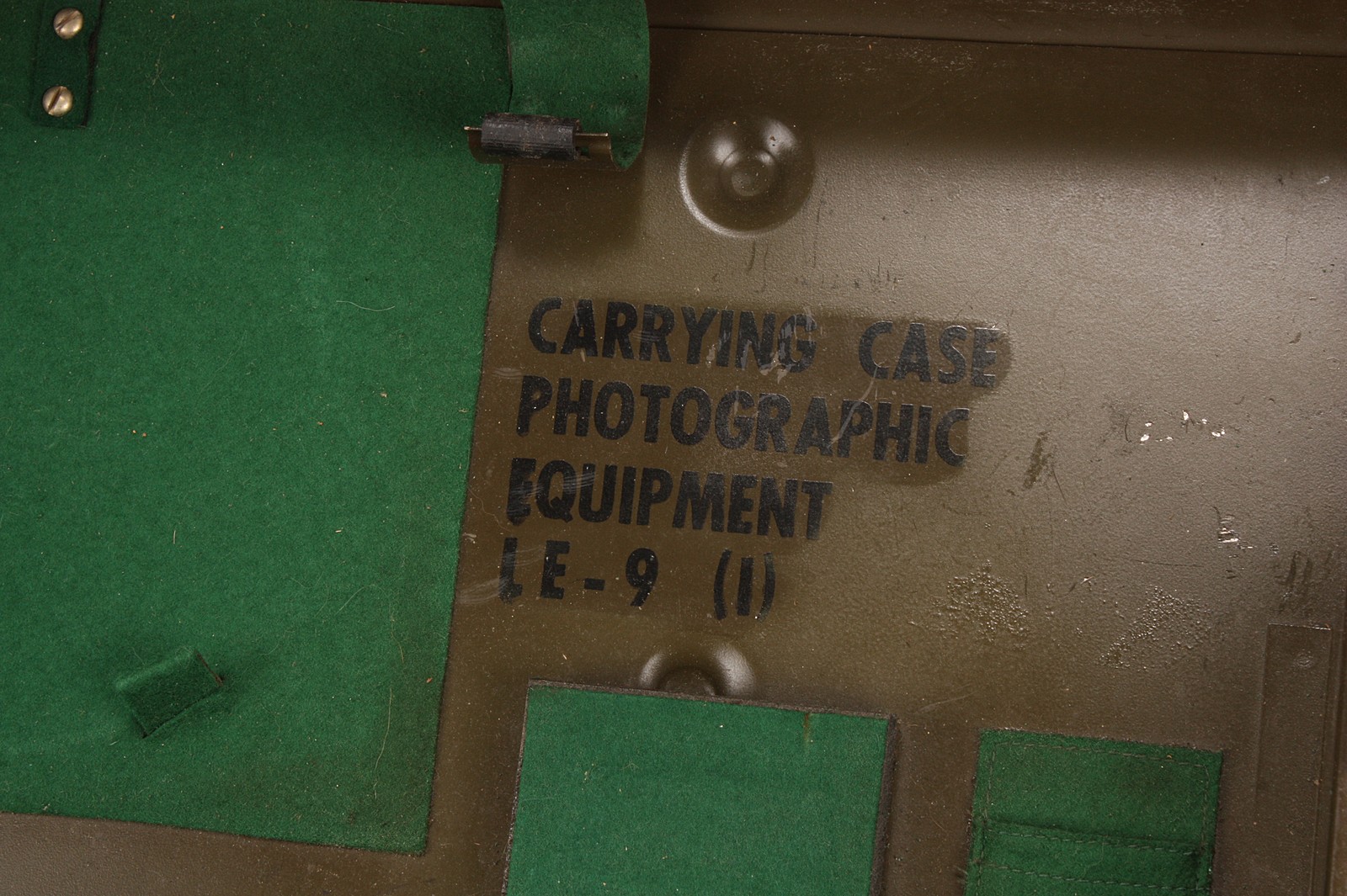 A Graflex Speed Graphic Signal Corps U.S. Army KE-12-1 Camera, green, serial no. 892576, military - Image 4 of 7