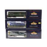 Bachmann 00 Gauge Diesel Locomotives: comprising class 42 ‘Warships’ D804 ‘Avenger’ in BR blue (