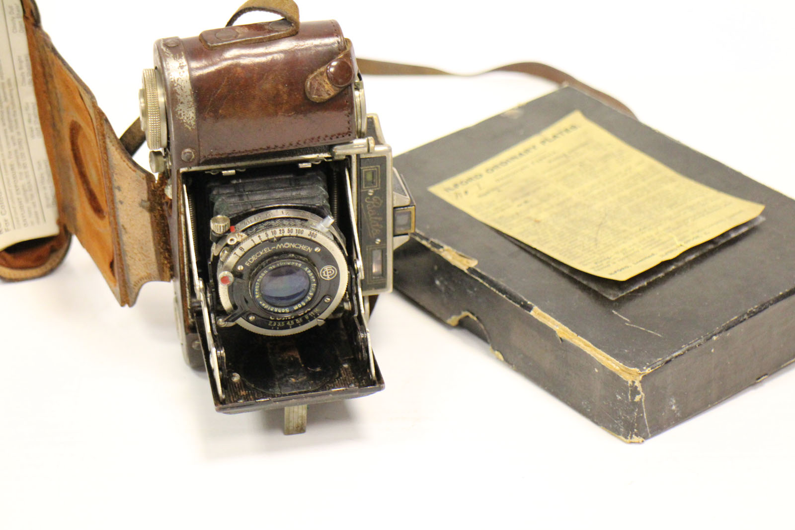 A Balda Camera, together with various half plate glass plates (a lot)