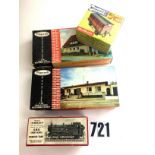 OO/HO Gauge Model Kits: including PlayCraft houses, a Willis Pannier Tank, and a Kitmaster Motorised