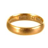 An 18ct gold wedding band, size O, approx 4.5g