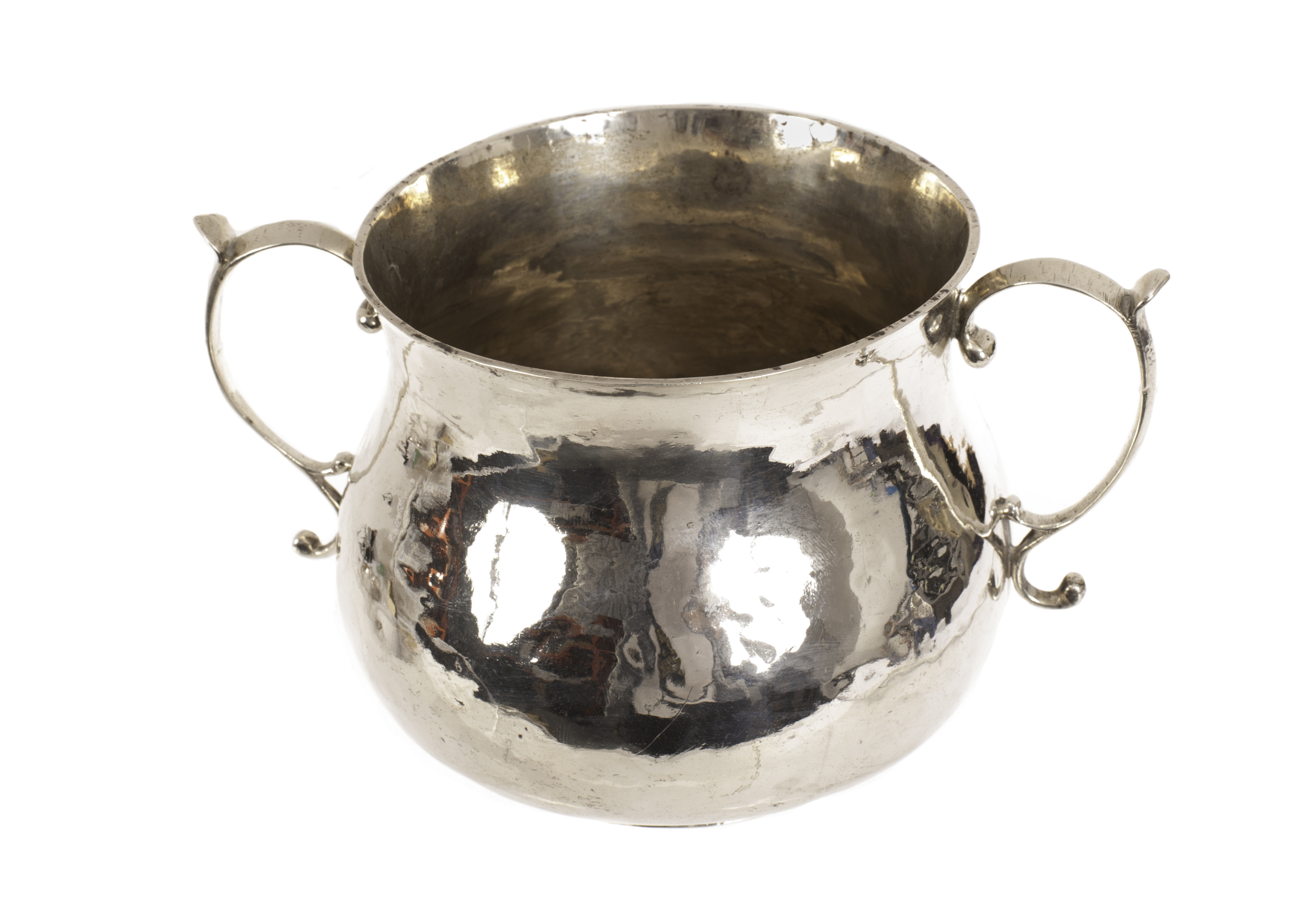 A George V silver porringer from Crichton Bros, the plain waisted vessel with apllied S shaped