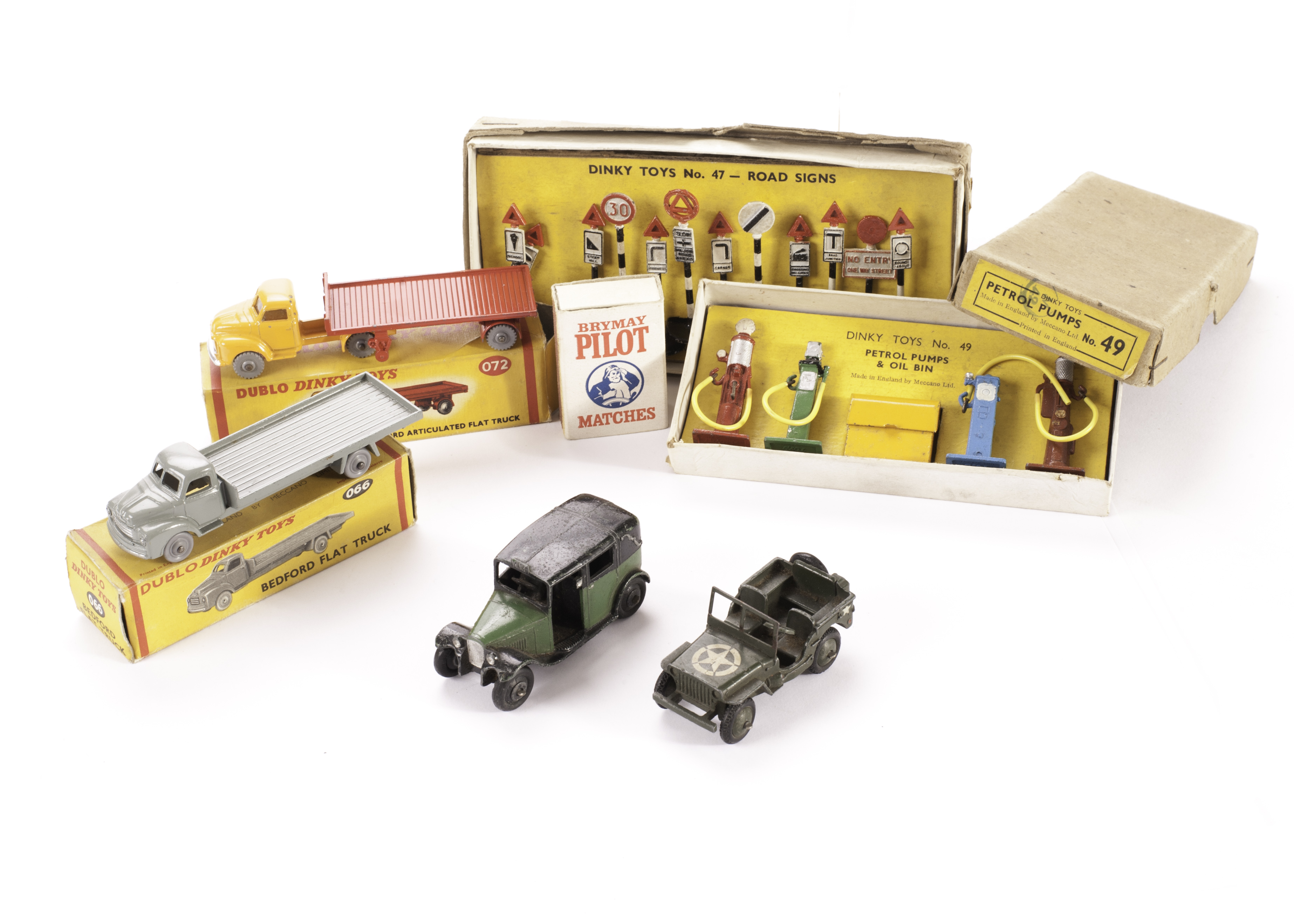 Dublo Dinky Toys 066 Bedford Flat Truck, 072 Bedford Articulated Truck, 14c Coventry Climax Fork