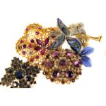 A collection of costume jewellery and fashion brooches, approx 40, including a paste set parrot, a