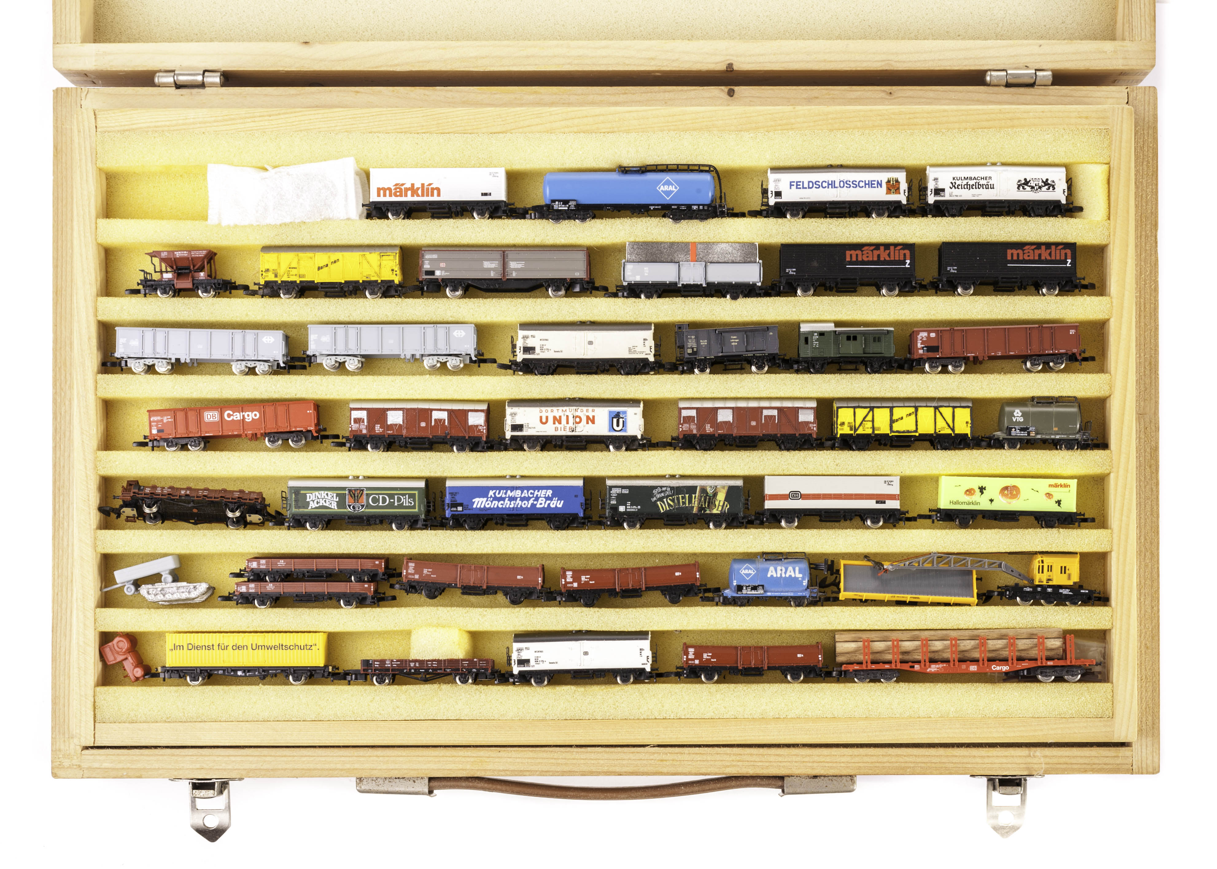 Z Gauge Continental freight Stock by Märklin Mini-Club: a wooden carry-case adapted for Z-Gauge