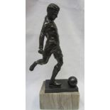 FOOTBALLER STATUE Footballer statue approx 28cm high from base to tip. Shows footballer about to