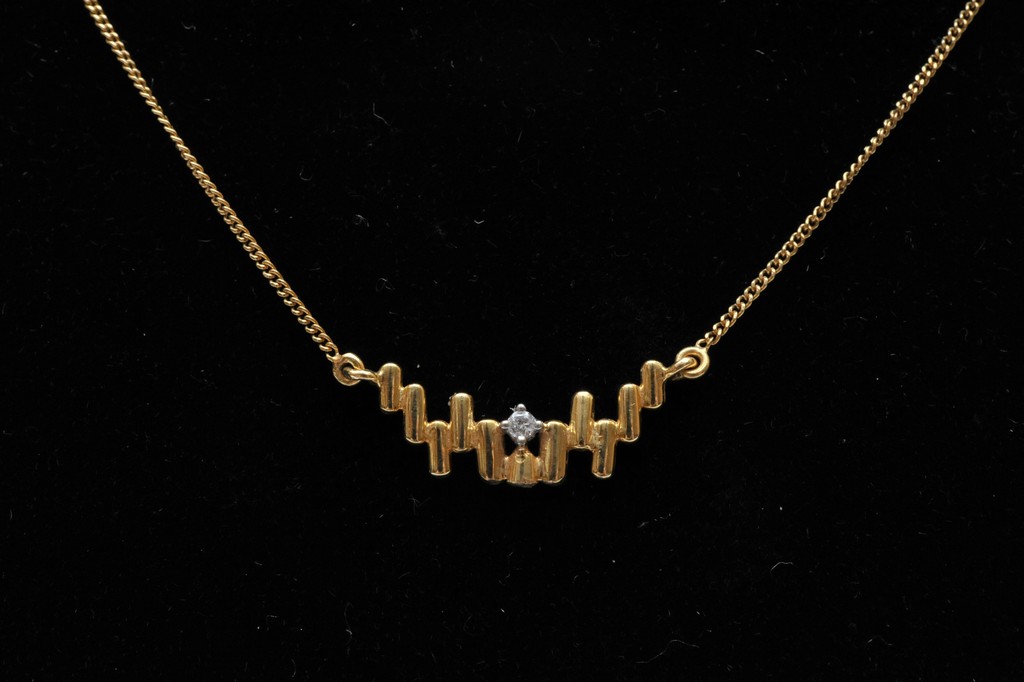 An 18ct yellow gold necklace and pendant