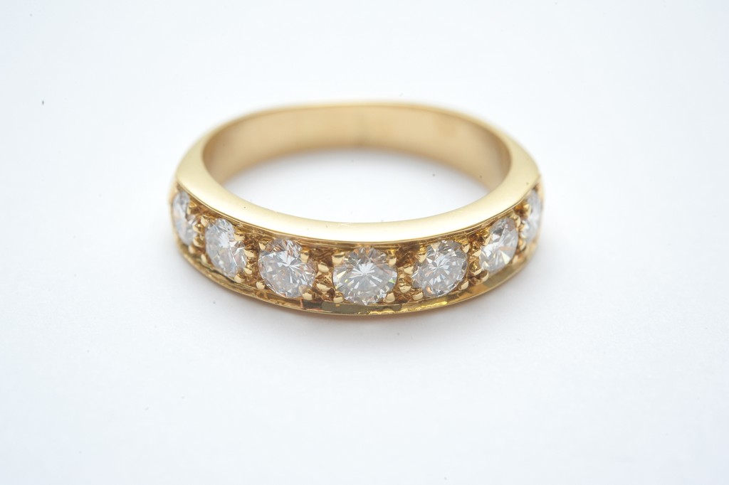 An 18ct yellow gold half hoop ring inset