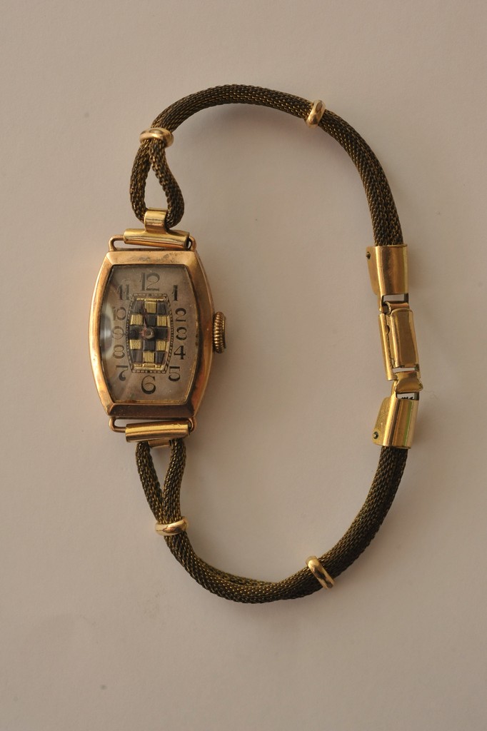 A 9ct gold cased ladies wristwatch - Image 2 of 2