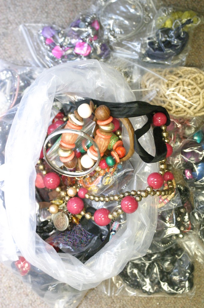 A bag of mixed costume and dress jewelle - Image 3 of 4