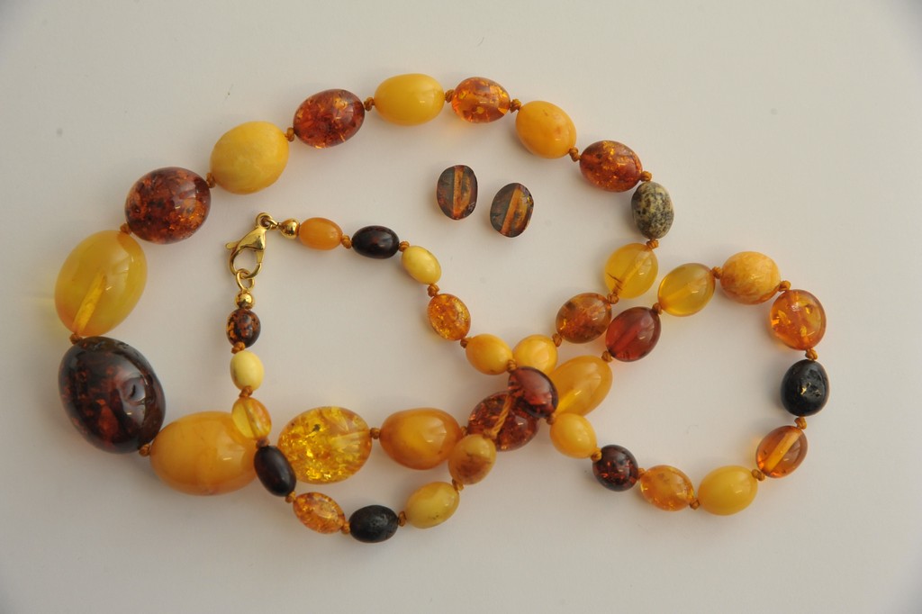 A graduated amber necklace of varying co - Image 2 of 2