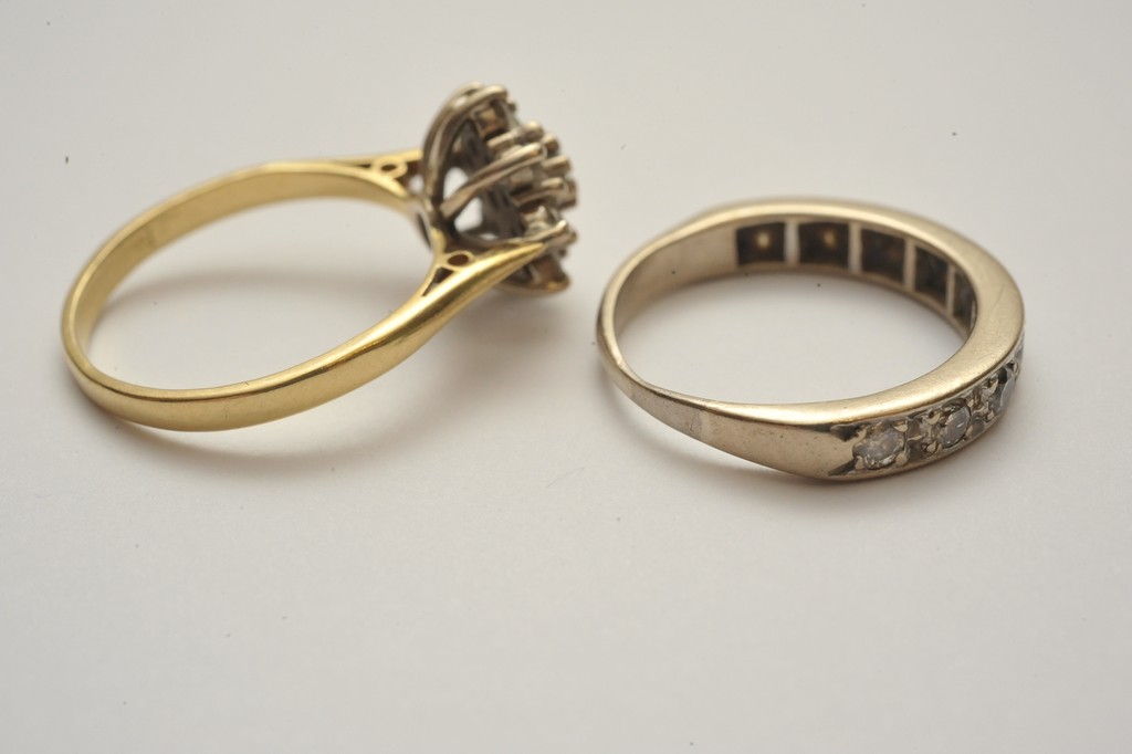 Two ladies gold rings comprising a diamo - Image 3 of 4