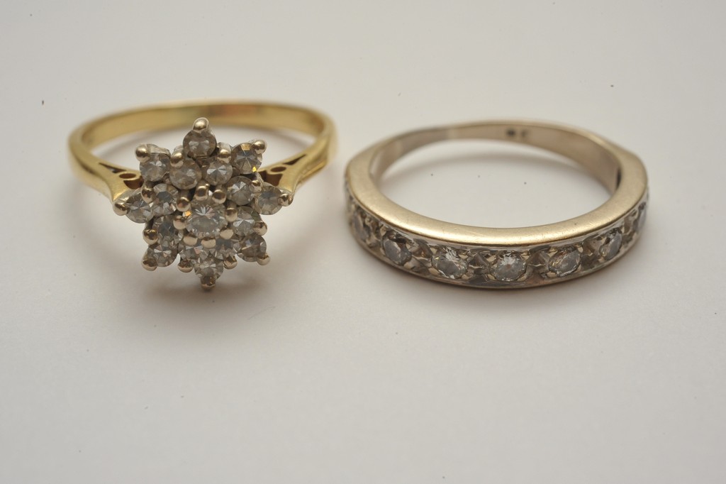 Two ladies gold rings comprising a diamo