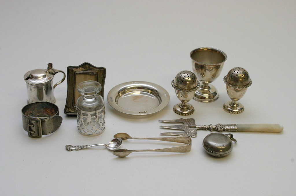 A bag of small silver and plated items i