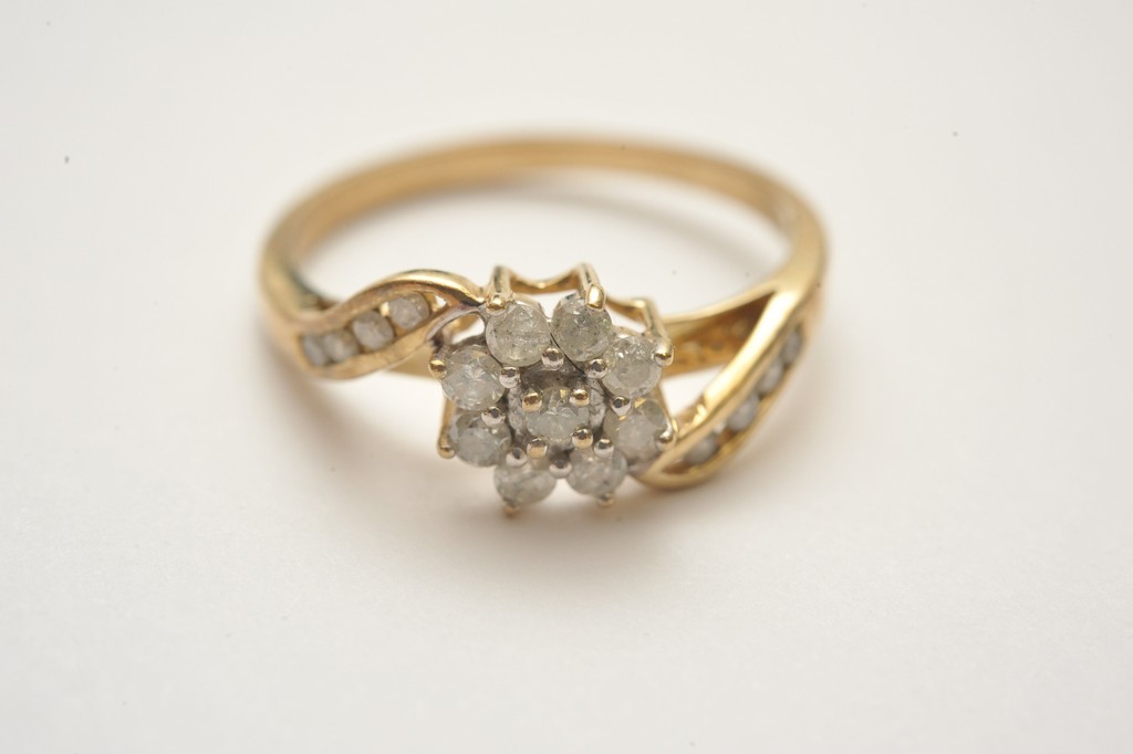 A ladies 9ct gold diamond cluster ring