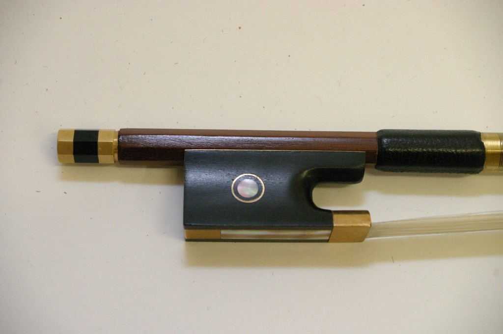 A good quality modern violin bow inset with mother of pearl - Image 4 of 4