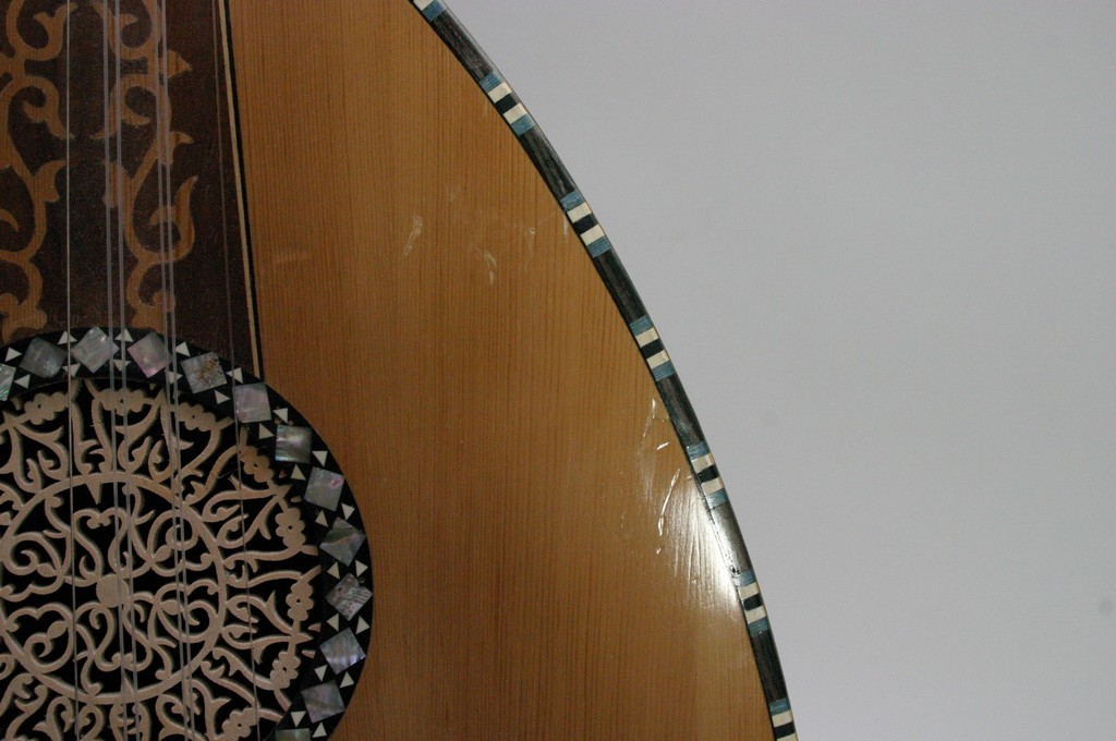 A mother of pearl decorated 12 string oud / lute - Image 5 of 7