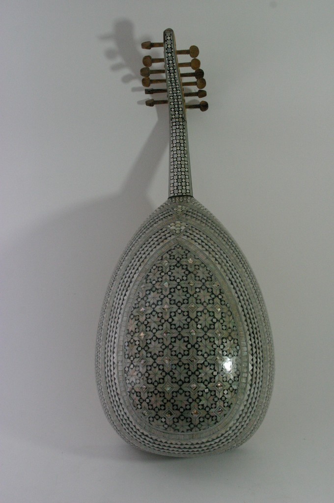 A mother of pearl decorated 12 string oud / lute - Image 2 of 7