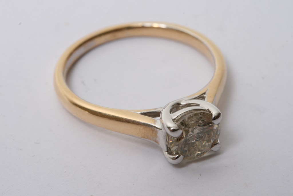 An 18ct gold diamond ring, carat weight 0.